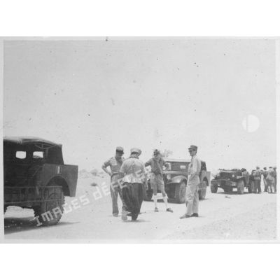 Le général Philippe Leclerc s'entretient avec des autorités militaires, à l'occasion d'un convoi dans le desert du Fezzan.
