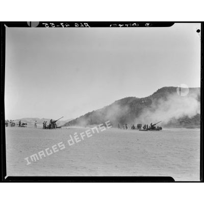 Simulation d'entrainement au tir au canon antiaérien en milieu désertique.