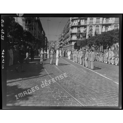 Cérémonie de remise de décorations, à l'occasion d'un défilé militaire, à Alger.