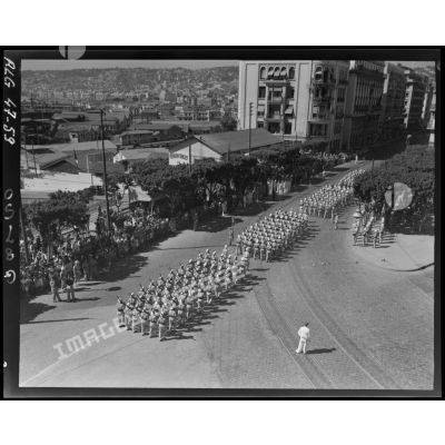 Plan en plongée d'un défilé militaire, à Alger.
