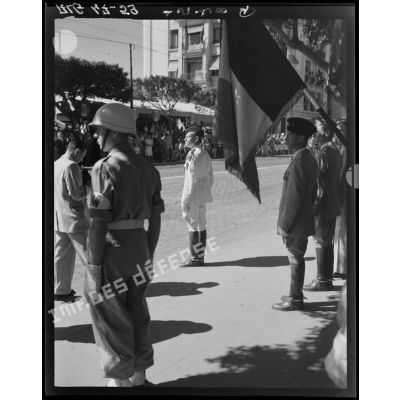 Le général Schlesser assiste à un défilé militaire, à Alger.
