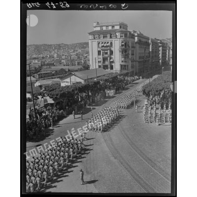 Vue aérienne d'un défilé militaire, à Alger.