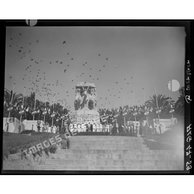 Lâcher d'oiseaux au dessus du monument aux morts d'Alger, sous le regard d'autorités civiles et militaires.
