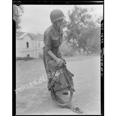 Un soldat de la 25e division alpine (DA) pose avec son parachute.