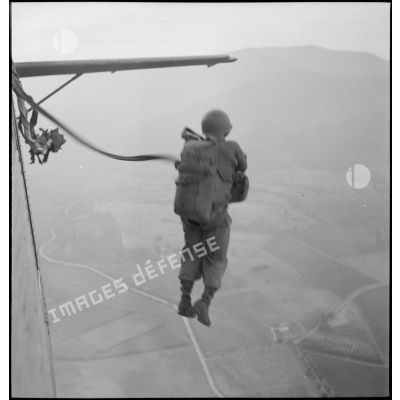Un soldat de la 25e division alpine (DA) saute en parachute.