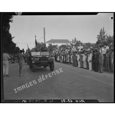 Défilé motorisé, sous le regard d'autorités civiles et militaires, parmi lesquelles le général Philippe Leclerc.