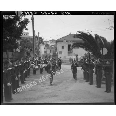 Le général Schlesser se rend aux obsèques du général Philippe Leclerc, suivi d'une autorité civile.