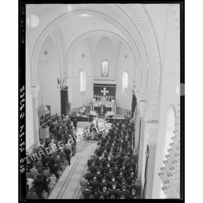 Plan en plongée de la cérémonie funéraire du général Philippe Leclerc, dans une église.