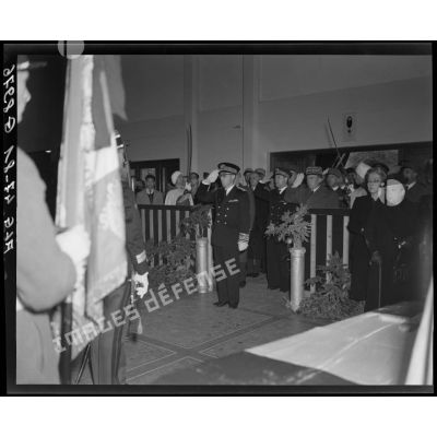Des autorités militaires et des personnalités civiles se recueillent devant le cercueil du général Philippe Leclerc, dans la salle Pierre Bordès, à Alger.