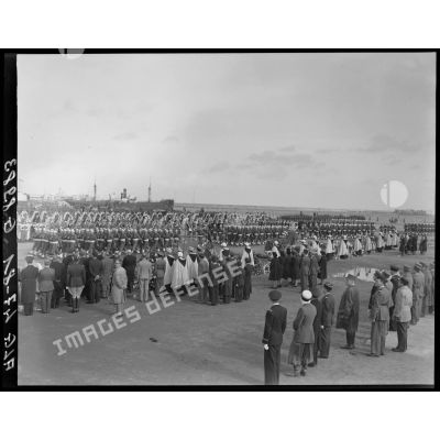 Défilé d'unités militaires donné à l'occasion des obsèques, sur le port d'Alger, du général Philippe Leclerc et de ses compagnons, morts dans un accident d'avion.