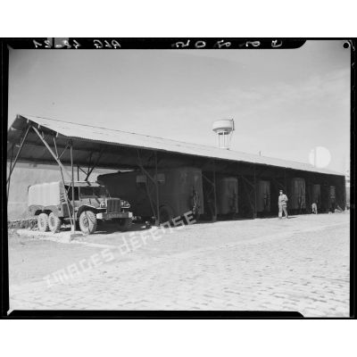 Camions garés sous un hangar à Maison-Carrée.