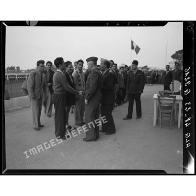Les sportifs saluent les officiels lors du cross inter-centre, du service militaire préparatoire de la division d'Alger.