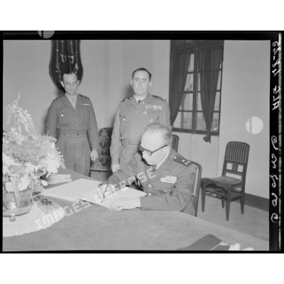 Le général de division André Olléris signe un registre dans un bureau de l'Ecole militaire préparatoire nord-africaine (EMPNA) de Miliana.