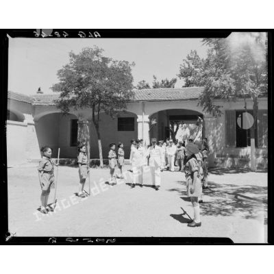 Des autorités militaires visitent l'école militaire préparatoire de Miliana.