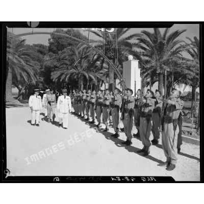 Revue des troupes par le général Olleris, lors de la cérémonie de fin de promotion au centre d'instruction des transmissions de Beni-Messous.