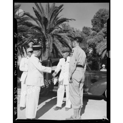 Le général Olleris salue un officier lors de la cérémonie de fin de promotion au centre d'instruction des transmissions de Beni-Messous.
