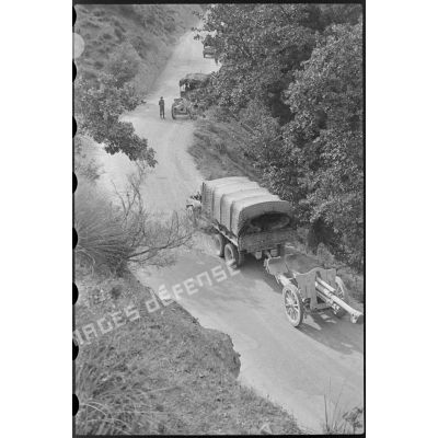 Un camion transporte un canon de 105 mm sur une route de la région de Mouzaïaville.