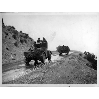Des blindés sur une route de montagne de la région de Mouzaïaville.