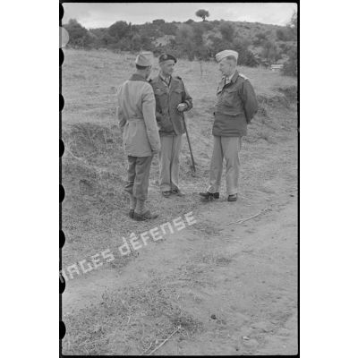 Trois officiers discutent sur le bord d'un chemin de montagne de la région de Mouzaïaville.