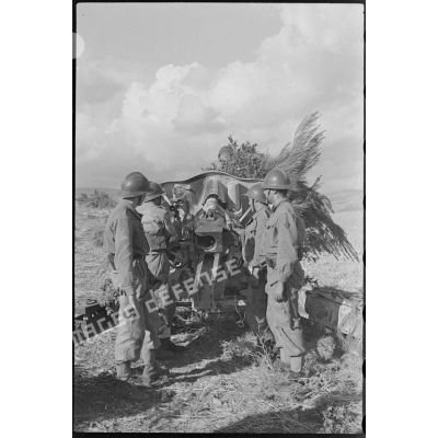 Servants d'un canon de 105 mm dans la région de Mouzaïaville.