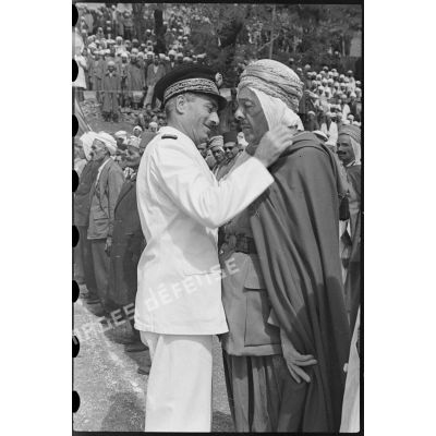 Un officier salue un ancien combattant lors d'une cérémonie à Mouzaïaville.