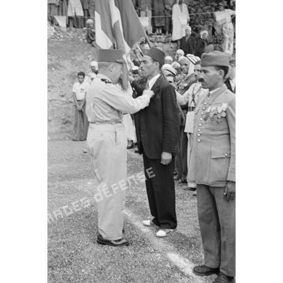 Le général Olleris, commandant la 10e région militaire (RM), remet une décoration à un ancien combattant lors d'une cérémonie à Mouzaïaville.