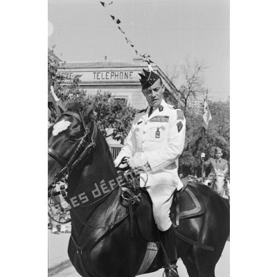 Le général Guy Schlesser défile à cheval lors d'une cérémonie militaire à Mouzaïaville.