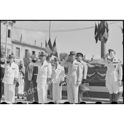 Une cérémonie militaire à Mouzaïaville, en présence des généraux Olleris et Schlesser.