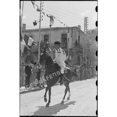 Le général Guy Schlesser défile à cheval lors d'une cérémonie militaire à Mouzaïaville.