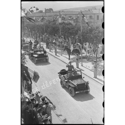 Défilé militaire dans les rues de Mouzaïaville.