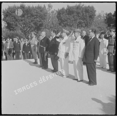 Cérémonie de remise de la Légion d'honneur au drapeau du 1er régiment de tirailleurs algériens (RTA) à Blida.