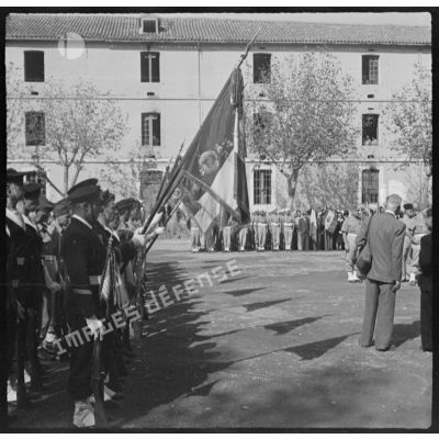 Cérémonie de remise de la Légion d'honneur au drapeau du 1er régiment de tirailleurs algériens (RTA) à Blida.