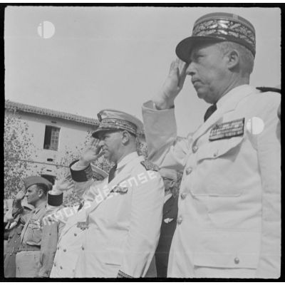 Le salut au drapeau du gouverneur général de l'Algérie, Marcel Naegelen, et du général Olleris, lors de la cérémonie de remise de la Légion d'honneur au drapeau du 1er régiment de tirailleurs algériens (RTA) à Blida.