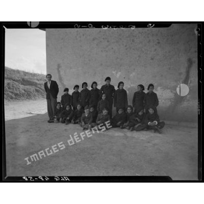 Portrait de groupe des enfants de troupes de l'école d'AÏn-Labsi.
