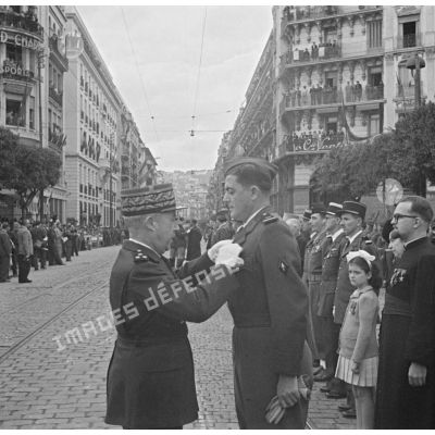 Le général Olleris remet une décoration à un officier lors de la cérémonie de commémoration du 11 novembre à Alger.