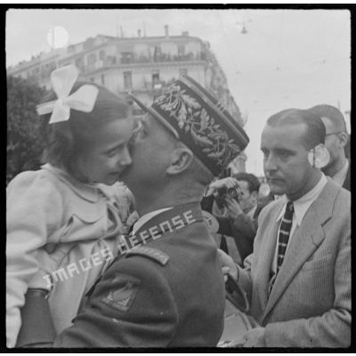 Une personnalité militaire embrasse une fillette lors de la cérémonie de commémoration du 11 novembre à Alger.