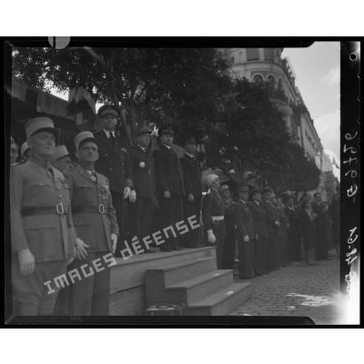 Les autorités civiles et militaires assistent à la cérémonie de commémoration du 11 novembre à Alger.