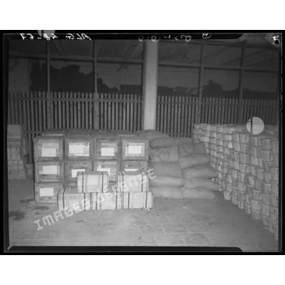 Des colis collectés par la Garde républicaine, sont stockés en gare maritime d'Alger.