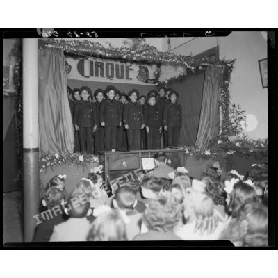Spectacle des enfants de troupe, lors de la cérémonie de remise des cadeaux de Noël aux enfants de militaires, en Algérie.