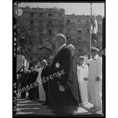 Le Président de la République Vincent Auriol assiste à une cérémonie militaire devant le monument aux morts d'Alger.