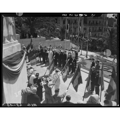 Plan en plongée d'une cérémonie militaire devant le monument aux morts d'Alger, en présence du Président de la République Vincent Auriol et du gouverneur général de l'Algérie Marcel Naegelen.