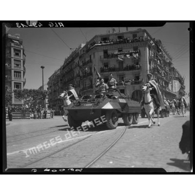 Défilé des motorisés dans les rues d'Alger.