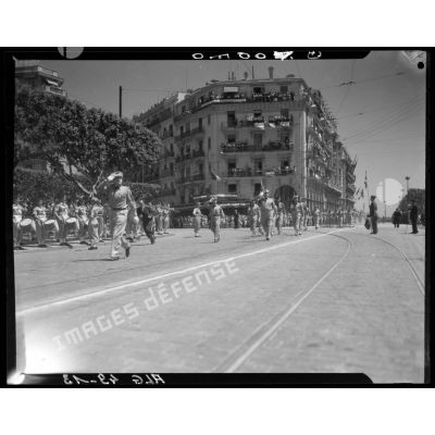 Défilé d'une unité militaire dans les rues d'Alger.