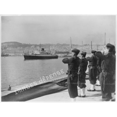 Le paquebot Ville d'Alger quitte le port d'Alger.