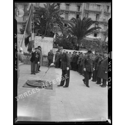 Le général Georges Catroux ravive la flamme du monument aux morts d'Alger.