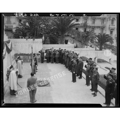 Cérémonie au monument aux morts d'Alger, présidée par le général de corps d'armée Georges Catroux, et en présence du général de brigade André Kientz.