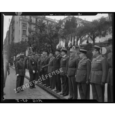 Le général de corps d'armée Georges Catroux salue des autorités militaires, lors de sa venue à Alger.