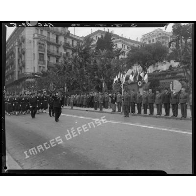 Une unité militaire défile devant des personnalités civiles et militaires à Alger, parmi lesquelles le général de corps d'armée Guy Catroux.