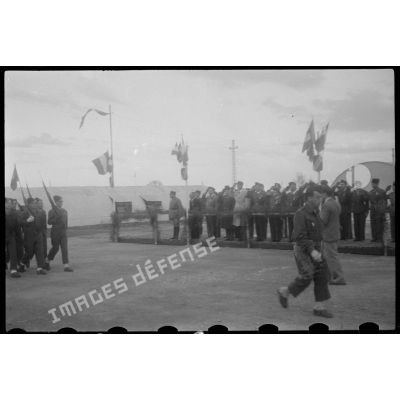Une cérémonie militaire devant des autorités civiles et miliaires, en Algérie.