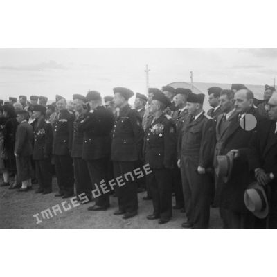 Les autorités militaires lors d'une cérémonie sur un terrain d'aviation en Algérie.